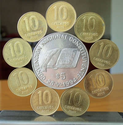 image: rosa / mandala nonagonal erecta de monedas Argentina (centro: 5 pesos 1994, anillo: 10 centavos 2007)
